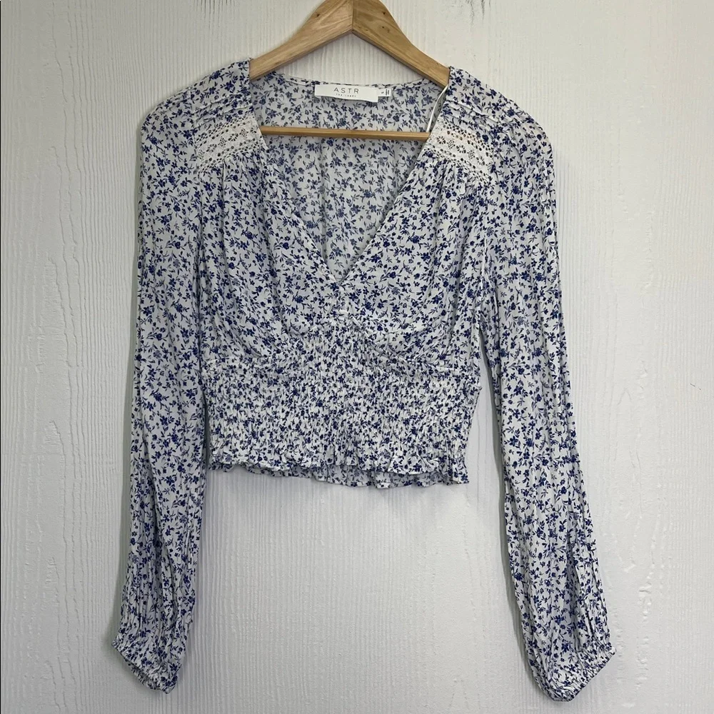 ASTR The Label - Blue Floral Smocked Puff Cottage Core Sleeve Blouse Size Small
